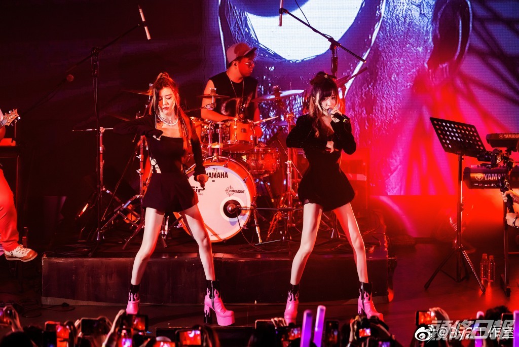 其實兩姊妹雙腿，都好似筷子。